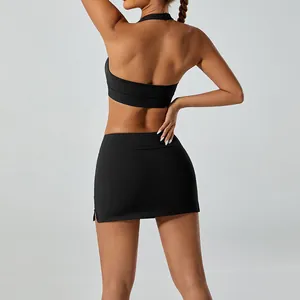 Vue arrière détaillée d'un haut de yoga dos nu noir et d'un short-jupe de sport