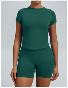 Gedetailleerde weergave van een naadloze donkergroene yogaset met shirt met korte mouwen en shorts