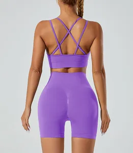 Achteraanzicht van paarse naadloze yogaset met bh met kruisbandjes en korte broek
