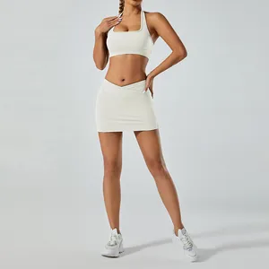 Ensemble de yoga blanc deux pièces avec brassière dos nu et mini-jupe de sport taille haute