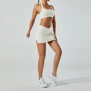 Profil latéral d'une brassière de sport crème et d'une mini-jupe de sport taille haute