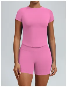 Vooraanzicht van een roze naadloze yogaset met top met korte mouwen en shorts