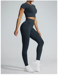 Detailansicht eines dunkelgrauen nahtlosen Yoga-Sets mit Sandwaschung an einem Model.