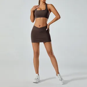 Détail de l'ensemble de yoga marron avec brassière de sport et mini-jupe taille haute