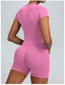 Achterzijde detail van roze naadloze yoga set met korte mouwen en slanke pasvorm