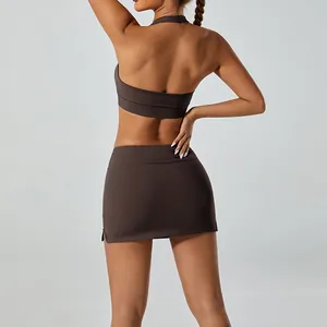 Vue arrière d'un ensemble de yoga marron avec soutien-gorge licou et jupe à taille haute