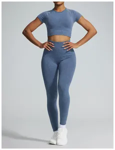 Detailansicht eines nahtlosen Yoga-Sets in sandgewaschenem Blau auf einem Fitnessmodell