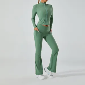 Détail de l'ensemble de yoga vert avec veste zippée ajustée et legging sport évasé
