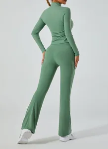 Vue arrière d'un ensemble de yoga vert sauge avec haut à manches longues et pantalon évasé