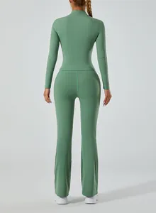 Vue arrière d'un ensemble de yoga vert sauge avec haut à manches longues et pantalon évasé