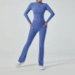 Vue détaillée de l'ensemble de yoga bleu pour femme avec haut zippé et legging évasé