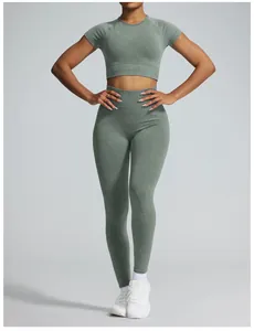 Nahtloses sandgestrahltes Yoga-Set mit High-Waist-Leggings und Crop-Top für Damen.