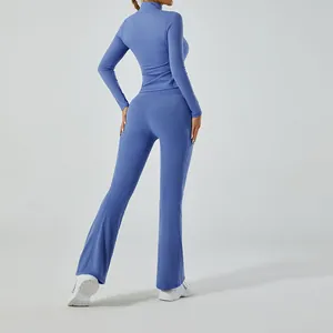 Vue arrière d'un ensemble de yoga bleu brossé avec haut à manches longues et pantalon évasé