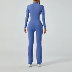 Vue arrière d'un haut de yoga bleu à manches longues et d'un legging évasé assorti.