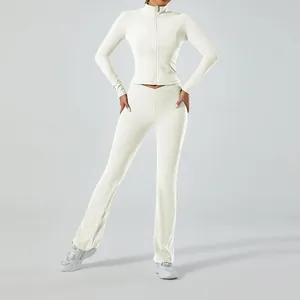 Mannequin portant un ensemble de yoga deux pièces blanc crème avec veste zippée et legging