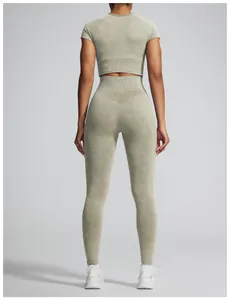 Rückansicht von nahtlosem Yoga-Set mit High-Waist-Leggings und Crop-Top in Oliv