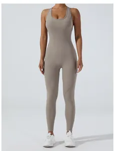 Vorderansicht eines figurbetonten beigen Yoga-Jumpsuits mit U-Ausschnitt