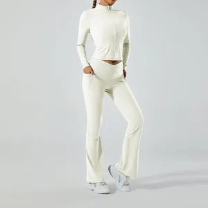 Détail de l'ensemble de yoga ivoire avec veste zippée et pantalon évasé à taille en V