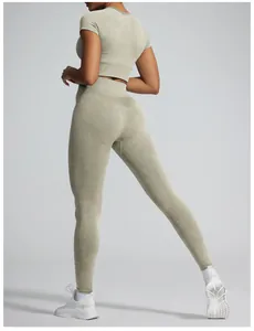 Rückansicht des sandgewaschenen nahtlosen Yoga-Sets mit High-Waist-Leggings und Top.