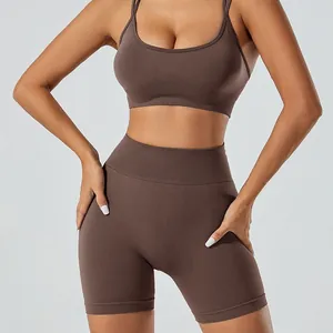 Naadloze bruine yogaset met sportbeha en korte broek met hoge taille voor fitness