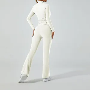 Vue arrière d'un ensemble de yoga haut de gamme crème à manches longues et legging évasé