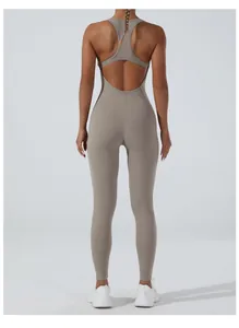 Rückansicht eines khakifarbenen Yoga-Bodysuits mit rückenfreiem Design und Racerback