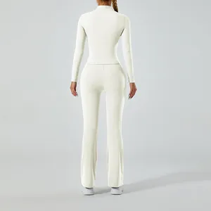 Vue arrière d'un ensemble de yoga crème à manches longues et pantalon évasé