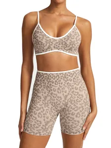 Completo sportivo leopardato da donna con reggiseno a V e pantaloncini yoga a vita alta.