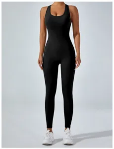 Detailansicht eines sexy schwarzen einteiligen Yoga-Jumpsuits für Damen mit hoher Elastizität