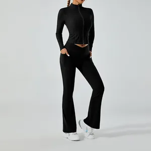 Vue détaillée d'un ensemble de sport noir à manches longues pour femmes avec pantalon.