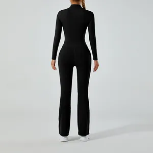 Vue arrière d'un haut de sport noir à manches longues et d'un pantalon évasé