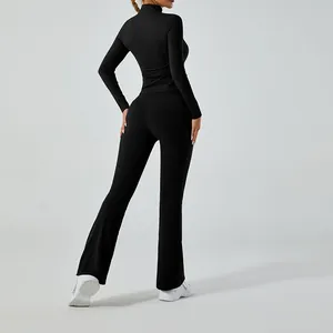 Vue arrière détaillée d'un ensemble de yoga noir à manches longues avec pantalon évasé