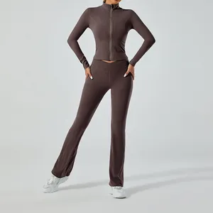 Vue détaillée de l'ensemble veste de yoga zippée marron et legging évasé à taille haute
