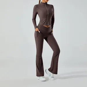Vue d'ensemble de la tenue de yoga marron brossée portée par un mannequin en pied