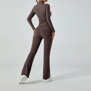 Vue arrière montrant la coupe de l'ensemble de yoga marron brossé avec évasement
