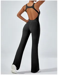 Rückenansicht des rückenfreien Designs und der ausgestellten Silhouette des Overalls.