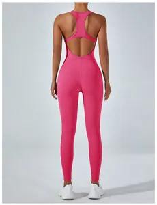 Rückansicht eines pinken, hochelastischen Yoga-Jumpsuits mit modischem rückenfreiem Design