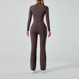 Vue arrière d'une femme portant un haut de yoga marron à manches longues et un pantalon évasé