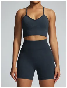 Vorderansicht eines nahtlosen sandgewaschenen Yoga-Sets mit High-Waist-Shorts.