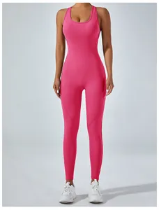 Detailansicht eines pinkfarbenen, hochelastischen Einteiler-Yoga-Jumpsuits für Damen-Sportbekleidung