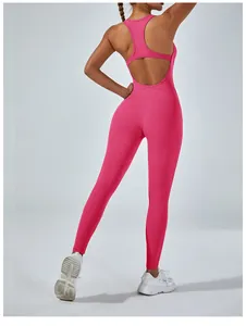 Detaillierte Rückansicht eines rosa hochelastischen Yoga-Bodysuits mit offenem Rücken