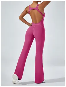 Detailansicht der Rückseite des pinkfarbenen rückenfreien Yoga-Jumpsuits mit Schlaghose