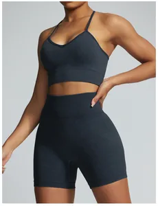Detailansicht des nahtlosen Yoga-Sets mit Acid-Wash, hoher Taille und Sport-BH grau