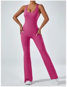 Nahaufnahme des fuchsiafarbenen rückenfreien Yoga-Jumpsuits mit ausgestelltem Bein.