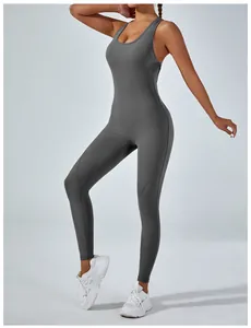 Detailansicht eines grauen, hochelastischen Yoga-Jumpsuits für Damen im Studio-Setup