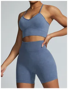 Detailansicht des blau säuregewaschenen nahtlosen Yoga-Sets mit High-Waist-Shorts und Sport-BH
