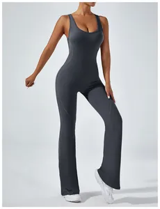Detailansicht der engen Passform und des Schlaghosen-Designs dieses grauen Yoga-Overalls.