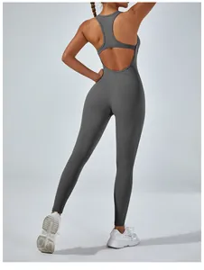 Rückansicht eines grauen, hochdehnbaren Yoga-Jumpsuits mit sexy offenem Rückendesign.