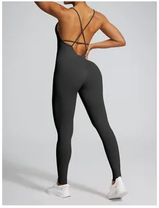 Detalle de mono de yoga sin costuras con espalda descubierta y tiras