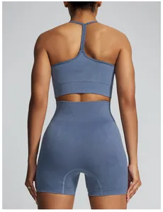 Rückansicht eines nahtlosen, sandgewaschenen blauen Sport-BHs und Yoga-Shorts